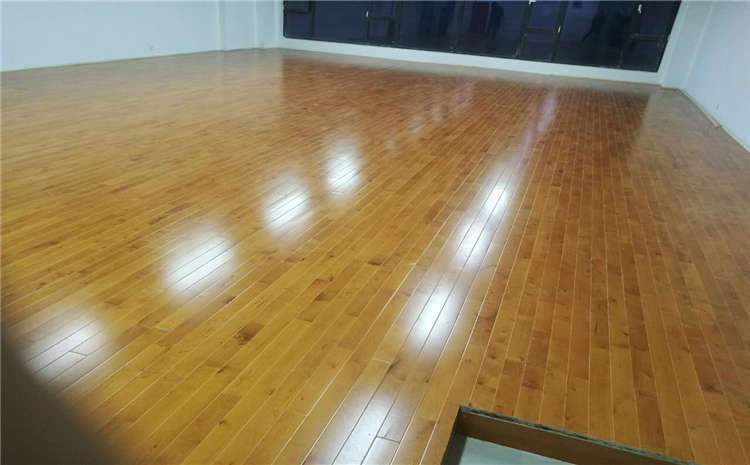 22厚羽毛球館木地板造價是的多少？