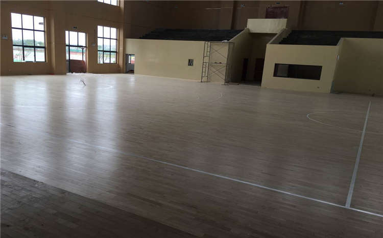 五角楓風雨操場運動地板怎么翻新？